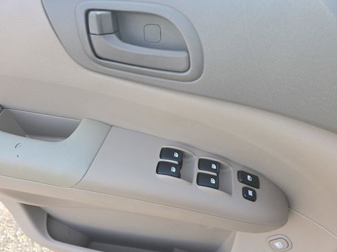 Used 2009 Kia Sedona LX image 30