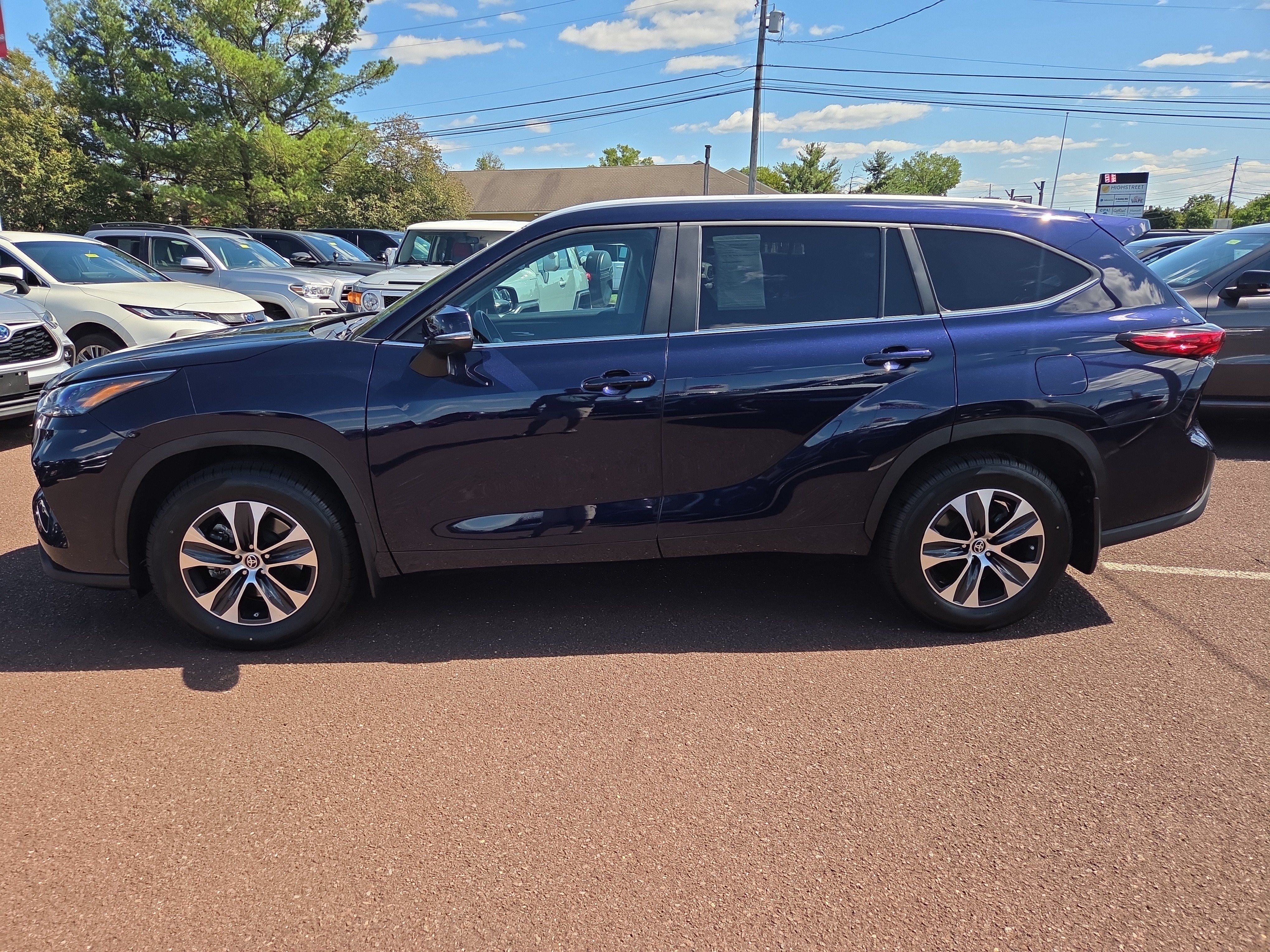 Used 2023 Toyota Highlander XLE AWD/4WD image 6