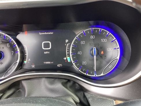 Used 2018 Chrysler Pacifica Limited image 12