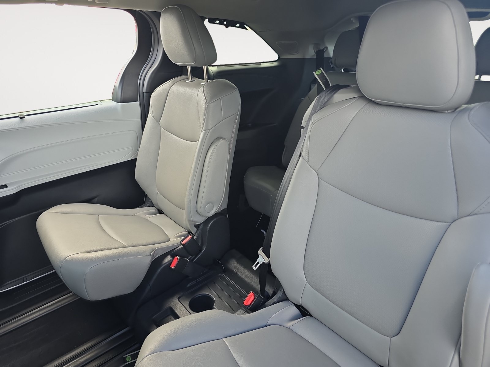 Certified 2026 Toyota Sienna XLE FWD image 13