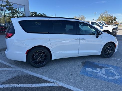 New 2026 Chrysler Pacifica Select image 34