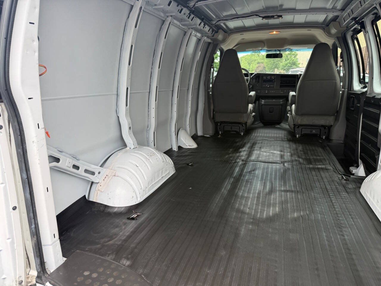 Used 2018 Chevrolet Express 2500 RWD image 25