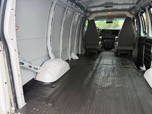 Used 2018 Chevrolet Express 2500 RWD image 25