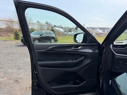 Used 2023 Jeep Grand Cherokee Altitude image 14