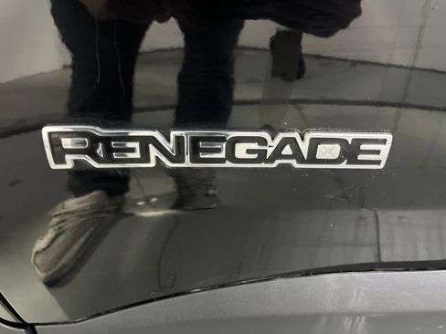 Used 2019 Jeep Renegade Latitude w/ Cold Weather Group image 38