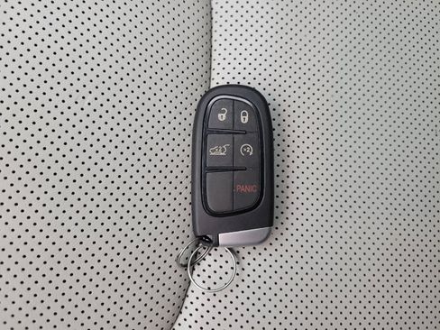 Used 2020 Jeep Cherokee Limited w/ Luxury Group AWD/4WD image 32