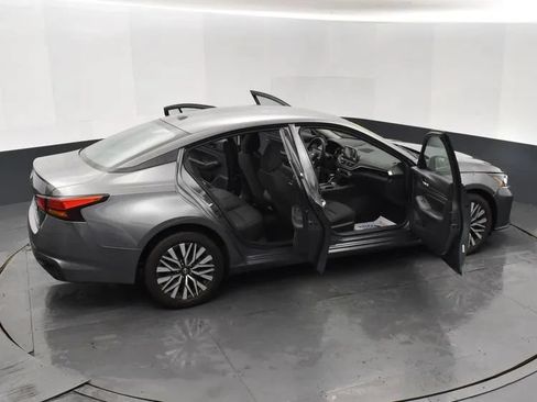 Used 2025 Nissan Altima 2.5 SV FWD image 6