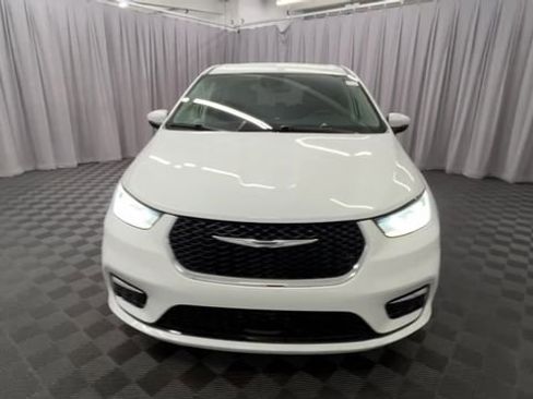 Used 2023 Chrysler Pacifica Touring-L image 9