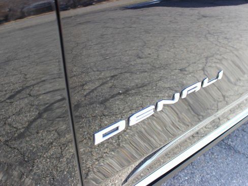 Used 2025 GMC Yukon Denali w/ Denali Reserve Package image 2