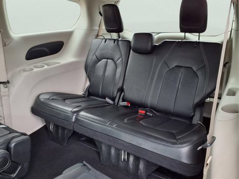 Used 2024 Chrysler Pacifica Touring-L FWD image 24