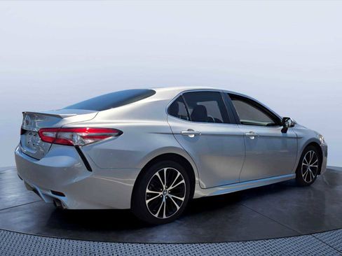 Used 2018 Toyota Camry SE w/ Moonroof Package FWD image 5