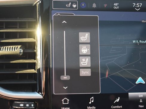 Used 2025 Chrysler Pacifica Limited image 40