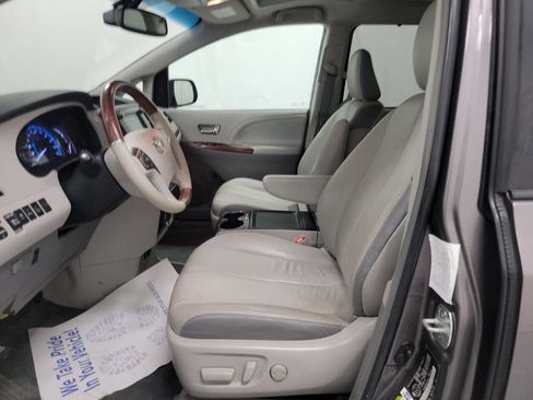 Used 2014 Toyota Sienna XLE image 6