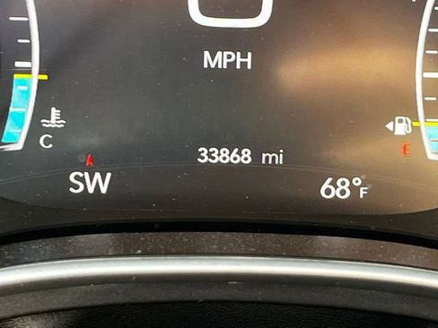 Used 2024 Chrysler Pacifica Touring-L image 19