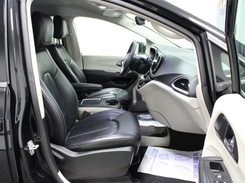 Used 2023 Chrysler Pacifica Touring-L FWD image 17
