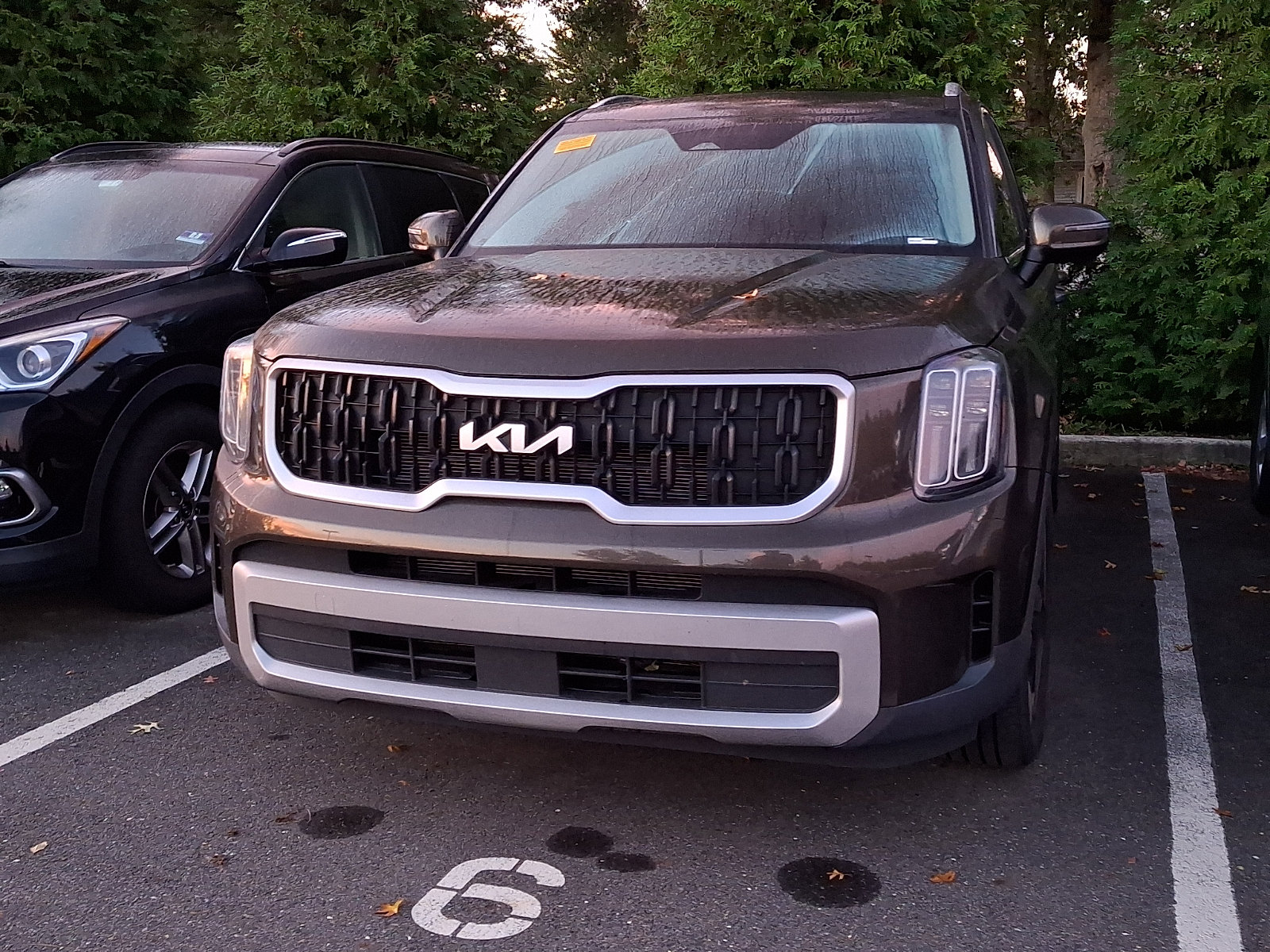 Used 2024 Kia Telluride EX w/ EX Captain's Chair Package AWD/4WD image 2