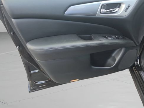 Used 2019 Nissan Pathfinder SL FWD image 18