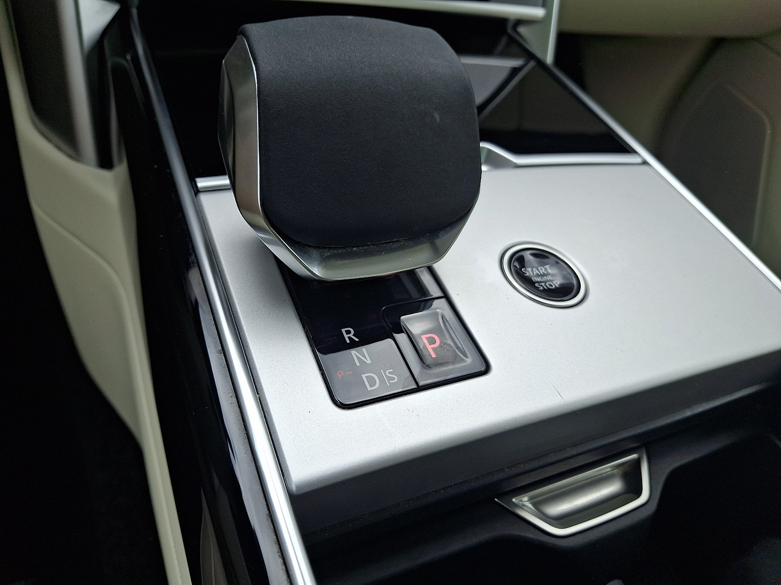 Used 2025 Land Rover Range Rover SE AWD/4WD image 15