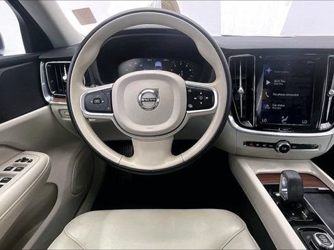 Used 2022 Volvo S60 B5 Momentum FWD image 4