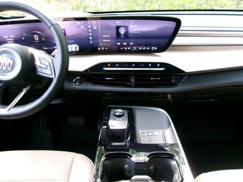 Used 2025 Buick Enclave Preferred w/ Power Package image 14