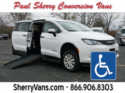 Used 2020 Chrysler Voyager L image 1