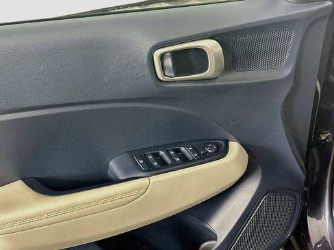 Used 2023 Hyundai Venue Limited FWD image 15
