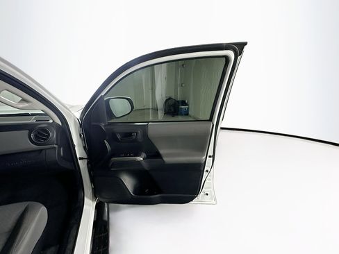 Used 2020 Toyota Tacoma SR5 image 31