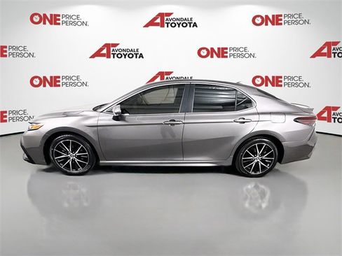 Used 2021 Toyota Camry SE image 4
