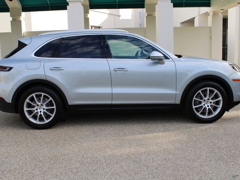 Certified 2025 Porsche Cayenne image 8