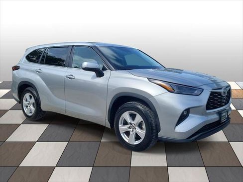Used 2024 Toyota Highlander LE FWD image 3