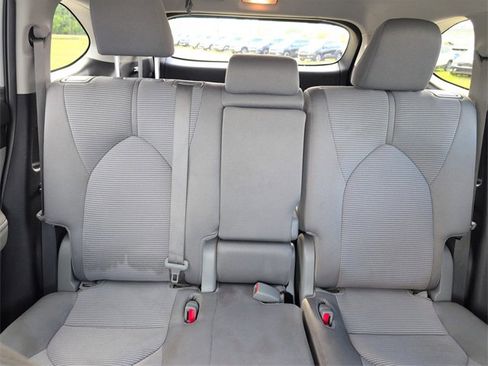 Used 2021 Toyota Highlander LE image 22