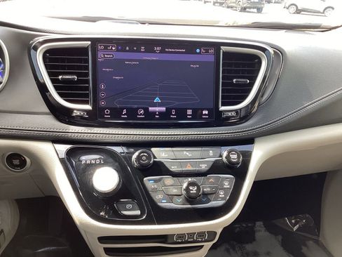Used 2024 Chrysler Pacifica Select image 15