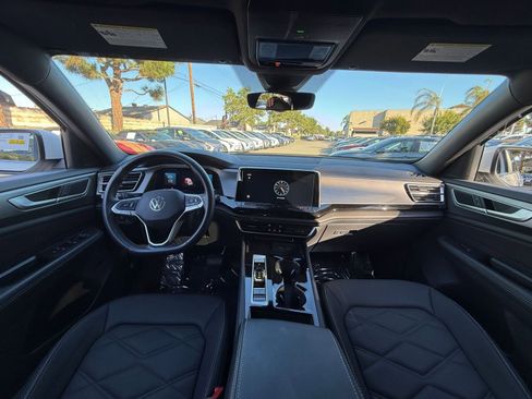 Used 2025 Volkswagen Atlas Cross Sport SE image 29