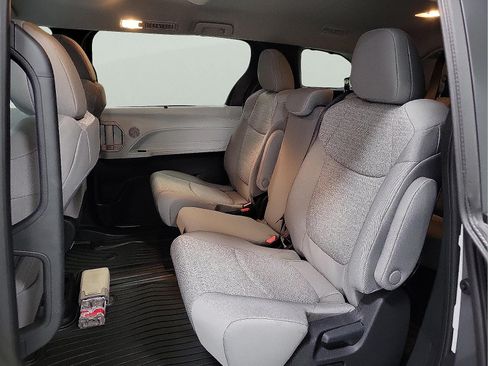 Used 2026 Toyota Sienna LE FWD image 9