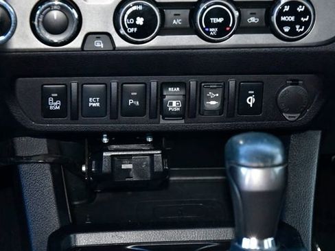 Used 2018 Toyota Tacoma TRD Off-Road image 24