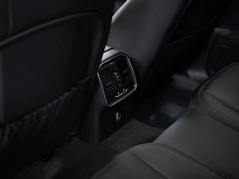 Certified 2026 Porsche Macan AWD/4WD image 36