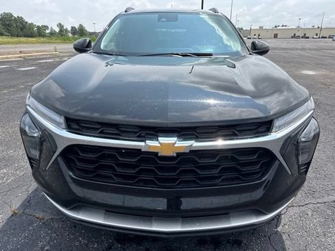 Used 2025 Chevrolet Trax LT FWD image 2