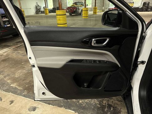 Used 2023 Jeep Compass Limited image 30