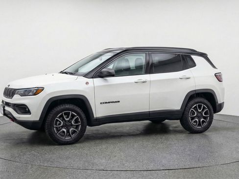 Used 2025 Jeep Compass Trailhawk AWD/4WD image 3