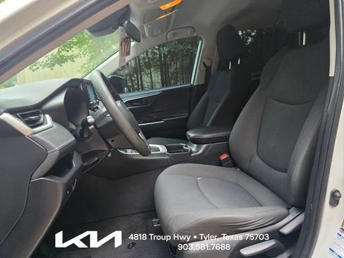 Used 2020 Toyota RAV4 LE AWD/4WD image 15