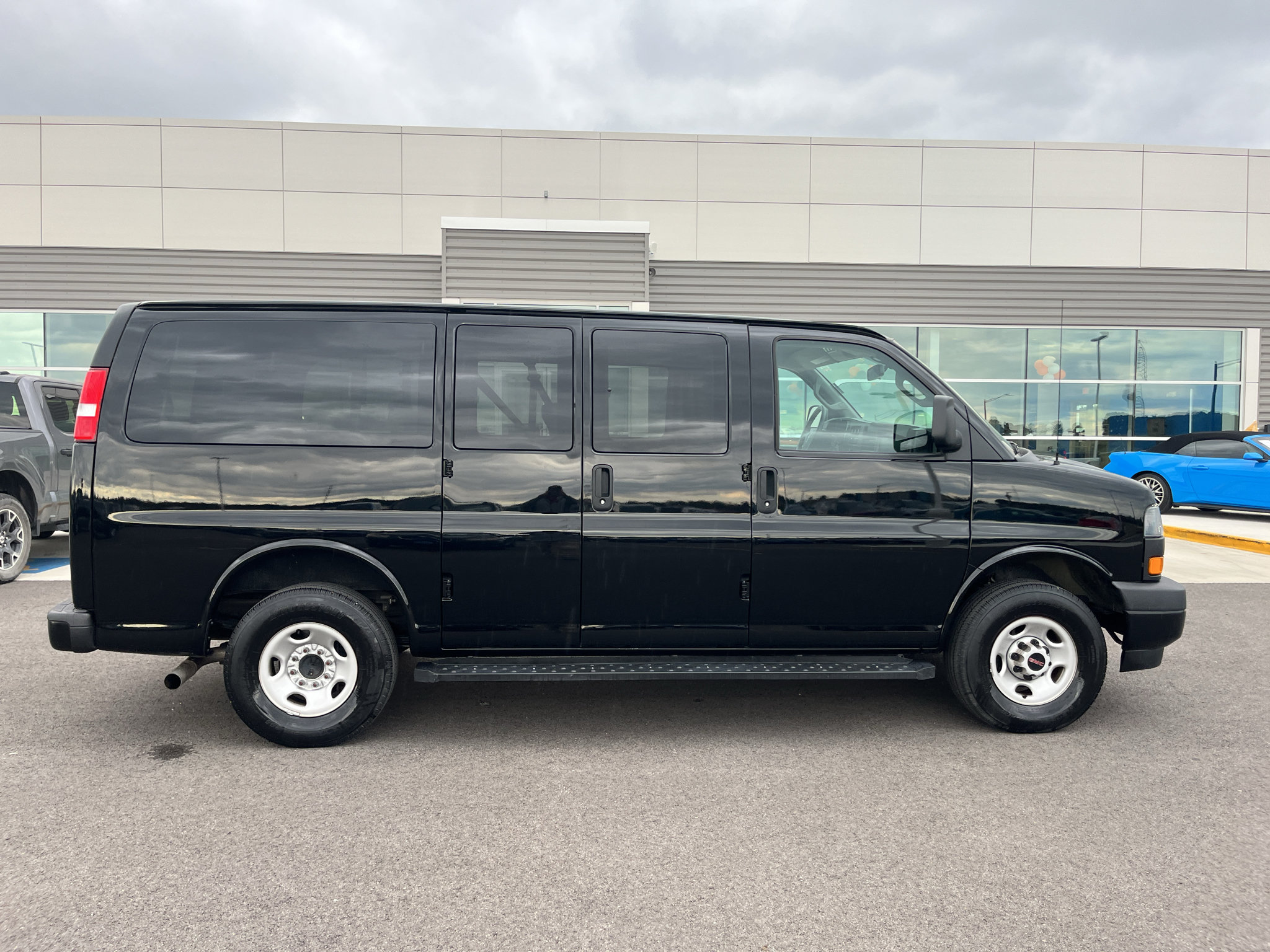Used 2022 GMC Savana 2500 LS RWD image 4