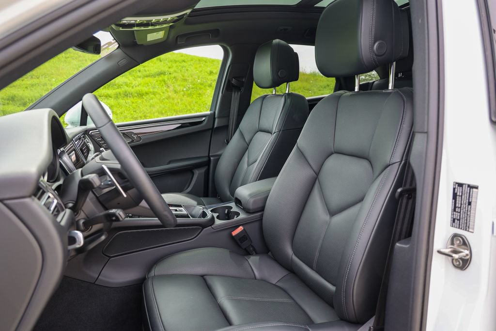 Certified 2026 Porsche Macan AWD/4WD image 5
