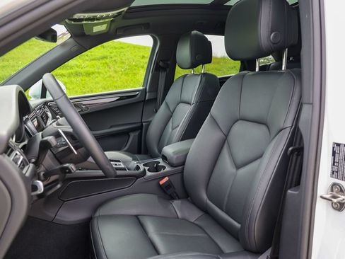 Certified 2026 Porsche Macan AWD/4WD image 5