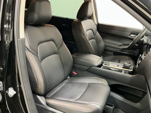 Used 2025 Nissan Pathfinder SL w/ Black Appearance Package image 9