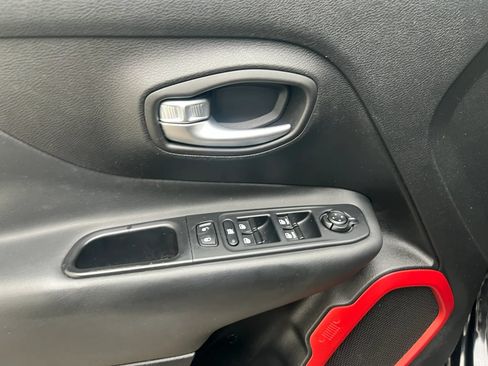 Used 2017 Jeep Renegade Trailhawk AWD/4WD image 13
