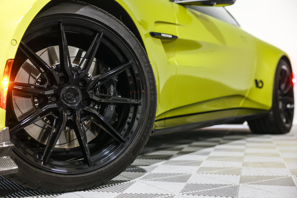 Used 2025 Aston Martin V8 Vantage Coupe RWD image 10