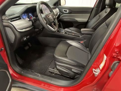 Used 2024 Jeep Compass Latitude image 11