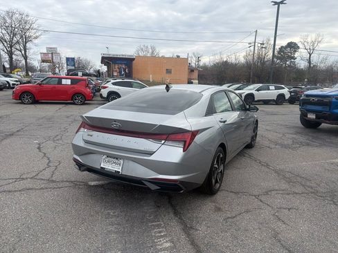 Used 2023 Hyundai Elantra Limited image 6