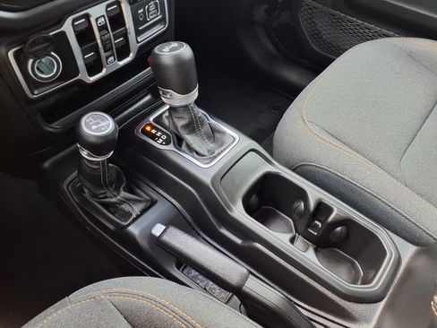 Used 2025 Jeep Wrangler Sahara image 21