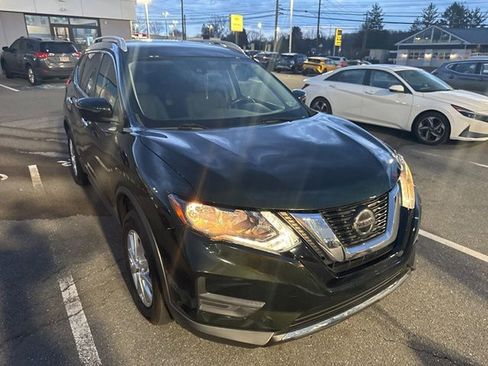 Used 2019 Nissan Rogue SV image 2